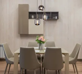 Blacky Ø46 Latón De Globo Lighting - Den best&aring;r av en rund m&auml;ssingsf&auml;rgad metallplatta, fr&aring;n vilken tre svarta kablar med r&ouml;kf&auml;rgade glasglober i olika former h&auml;nger.