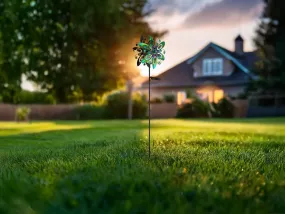 Wind Verde lámpara solar De Globo Lighting - De dekorativa bladen roterar med vinden och skapar en vacker r&ouml;relse, medan den inbyggda solcellsbelysningen lyser upp i m&ouml;rkret f&ouml;r en magisk effekt.