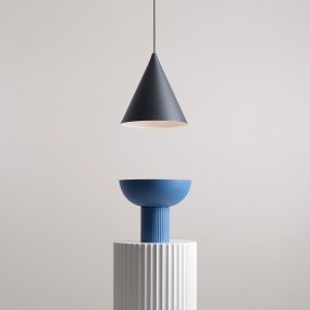 Form Ø24 Negro Lámpas de techo De Artera - Gracias a su diseño atemporal y su color sutil, la lámpara se integra a la perfección en varios estilos de interior, al tiempo que añade un toque sofisticado y moderno a la habitación.