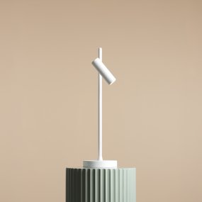 Trevo 54cm Blanco lámpara de escritorio De Artera - La lámpara de mesa Trevo está fabricada en metal y ofrece un diseño moderno y funcional.