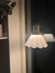 August Ø15 Blanco lámpara de ventana De PR Home - La lámpara se entrega con un cable textil negro de 3 metros de largo y tiene un enchufe de pared y un interruptor de encendido.