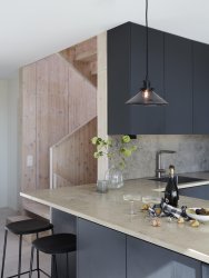 August Ø25 Negro lámpara de ventana De PR Home - La l&aacute;mpara se entrega con un cable textil negro de 3 metros de largo y tiene un enchufe de pared y un interruptor de encendido.