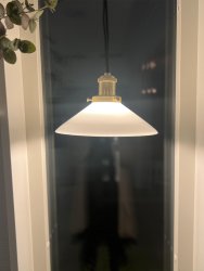 August Ø25 Blanco lámpara de ventana De PR Home - La l&aacute;mpara se entrega con un cable textil negro de 3 metros de largo y tiene un enchufe de pared y un interruptor de encendido.