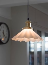 August Ø25 Blanco lámpara de ventana De PR Home - La lámpara se entrega con un cable textil negro de 3 metros de largo y tiene un enchufe de pared y un interruptor de encendido.