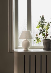 Lorenzo 46cm Beige lámpara de mesa De Globen Lighting - Su estructura artesanal le confiere un car&aacute;cter natural y vibrante, mientras que la pantalla de tela beige crea un ambiente suave y acogedor.