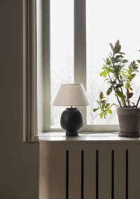 Lorenzo 46cm Negro De Globen Lighting - Lorenzo es una lámpara de mesa robusta y distintiva, fabricada en cerámica negra con un acabado mate y agradable al tacto.