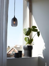 Jonna Ø12 Marrón lámpara de ventana De PR Home - Detalles metálicos en negro mate y cable textil negro de 3 metros de longitud con enchufe a pared.