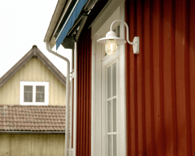 Nisse Blanco lámpara de exterior De Westal - La pantalla de cristal transparente garantiza una distribución eficaz de la luz y crea un ambiente acogedor en entradas, fachadas o patios.