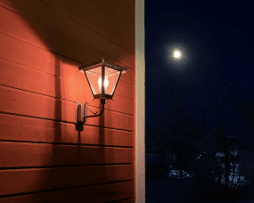 Gustav upp Negro lámpara de exterior De Westal - Elija entre una linterna orientada hacia arriba o hacia abajo con un acabado pintado y resistente a la oxidación o en cobre bellamente oxidado.