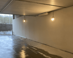 Diploma halv Negro De Westal - En la parte posterior hay dos entradas y salidas, así como bloques de terminales de conexión rápida para una fácil conexión.