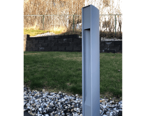 Trius 100cm Gris balizas De Westal - Como accesorios se incluyen marcadores para encastrar en hormig&oacute;n as&iacute; como un adaptador de cimentaci&oacute;n para instalaci&oacute;n en cimentaciones de 108mm.