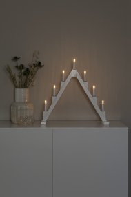 Candelabra 7 Lights Blanco De Konstsmide - Candelabro el&eacute;ctrico plegable con 7 velas, fabricado en alambre lacado en blanco, decorado con anillos de lat&oacute;n alrededor de cada vela para un toque elegante.