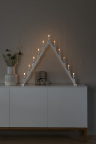 Candelabra 11 Lights Blanco De Konstsmide - Candelabro el&eacute;ctrico plegable con 11 velas, fabricado en madera lacada en blanco, decorado con aros de lat&oacute;n alrededor de cada vela para un toque elegante.