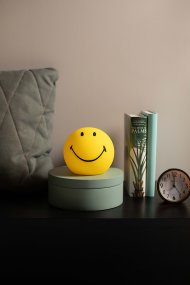 Bundle of Light - Smiley Mini Amarillo lámpara infantil De Mr Maria - Lleva un poco de luz y alegría a tu día y a tu hogar con esta encantadora lámpara sonriente.