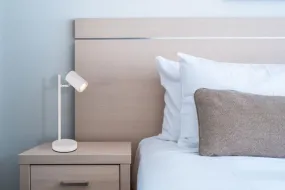 James 35cm Blanco lámpara de escritorio De Globo Lighting - James &auml;r en modern och funktionell bordslampa som imponerar b&aring;de estetiskt och tekniskt.