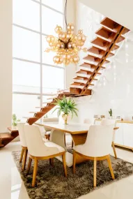 Udo Ø55 Ámbar Lámpas de techo De Globo Lighting - Lampans sk&auml;rm best&aring;r av vackra glasklot i en varm b&auml;rnstensf&auml;rg, vilket skapar en mjuk och inbjudande ljusst&auml;mning med ett bl&auml;ndfritt, harmoniskt sken.