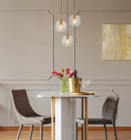 Adara Ø47 Oro Lámpas de techo De Globo Lighting - De tre glasgloberna h&auml;nger i justerbara rep och kan anpassas i h&ouml;jd upp till 1,2 meter, vilket ger flexibilitet i belysningen.