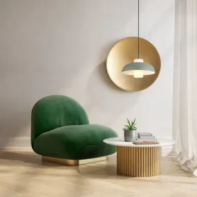 Lowe Ø38 Verde Lámpas de techo De Globo Lighting - Den runda sk&auml;rmen i matt gr&ouml;nf&auml;rgad metall ger ett elegant och tidl&ouml;st uttryck, medan den cylinderformade sk&auml;rmen i opalglas sprider ett mjukt och behagligt ljus.