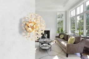 Katrina Ø40 Oro lámpara de pared De Globo Lighting - Den runda stommen i guldf&auml;rgad metall och den halvsf&auml;riska sk&auml;rmen i klara K9-kristaller skapar en lyxig och inbjudande atmosf&auml;r.