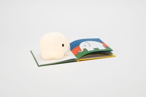 Bundle of Light - Elephant Mini Blanco lámpara infantil De Mr Maria - Perfecta como decoraci&oacute;n en una l&aacute;mpara de escritorio o como un regalo considerado, esta versi&oacute;n de 10 cm proporciona un brillo suave que se apaga autom&aacute;ticamente despu&eacute;s de 15 minutos con el temporizador para ahorrar energ&iacute;a.