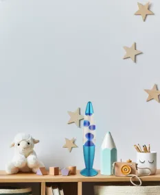 Etna Azul lámpara infantil De Globo Lighting - Etna &auml;r en fascinerande lavalampa med klar v&auml;tska och bl&aring;tt vax som sm&auml;lter l&aring;ngsamt och skapar hypnotiska ljuseffekter.