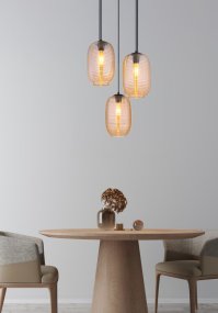 Jefrey Ø47 Ámbar Lámpas de techo De Globo Lighting - Denna eleganta taklampa har en rund form och &auml;r utrustad med tre rundade glaskupor i varm b&auml;rnstensf&auml;rg.