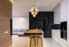 Conor Ø40 Ámbar Lámpas de techo De Globo Lighting - Den har 13st dekorativa ambertonade glaskupor som alla omfamnar en ljusk&auml;lla vilket skapar en fin och harmonisk ljusspridning i rummet.