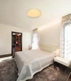 Ovi Ø60 Blanco plafón De Globo Lighting - Kombinationen av vit metall, glittrande dekordetaljer och klara plastkristaller g&ouml;r den till en riktig blickf&aring;ngare.