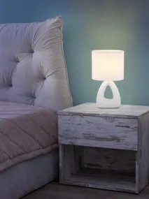 Triangle 30cm Blanco lámpara de mesa De Globo Lighting - Den triangelformade basen med ett stilrent utskuret h&aring;l ger ett modernt intryck, medan den ovala textilsk&auml;rmen i vit f&auml;rg sprider ett behagligt och j&auml;mnt ljus.