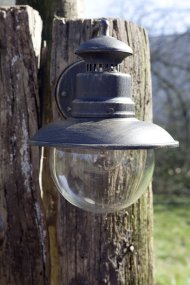 Artu Negro antiguo lámpara de exterior De Brilliant - La lámpara de pared para exterior Artu es un elemento imprescindible en cualquier entrada.