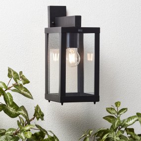 Gaia Negro lámpara de exterior De Brilliant - La l&aacute;mpara de pared exterior Gaia es ideal para una iluminaci&oacute;n funcional y atmosf&eacute;rica de su puerta de entrada o fachada.