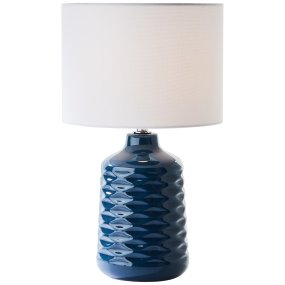 Ilysa 42cm Azul lámpara de mesa De Brilliant - La pantalla textil proporciona una luz agradable y el cable de aproximadamente 2 metros de largo tiene un pr&aacute;ctico interruptor de encendido para un manejo sencillo.