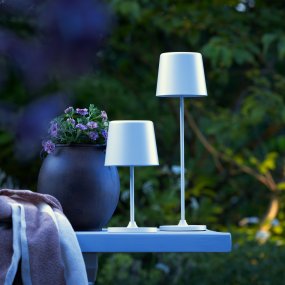 Kaami 37cm Blanco mate portátil De Brilliant - La l&aacute;mpara de mesa dispone de un regulador t&aacute;ctil y ofrece una agradable luz blanca c&aacute;lida (3000 K, 310 l&uacute;menes).