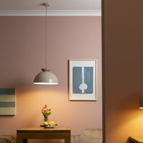 Nalam Ø35 Beige Lámpas de techo De Brilliant - La lámpara combina una pantalla de metal beige con un elegante elemento de travertino que crea una sensación atemporal.