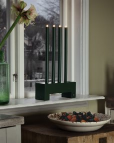 Twinkle Verde oscuro De By Rydéns - Viene con cable de pl&aacute;stico transparente de 2 m, interruptor de encendido y enchufe.