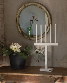 Glimmer Blanco mate De By Rydéns - Este elegante candelabro de metal mide 74,5 cm de alto y 40,5 cm de largo, lo que lo convierte en un atractivo elemento en su hogar esta Navidad.