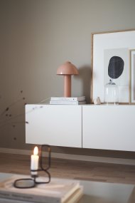 Buddy 36cm Rosa lámpara de mesa De Globen Lighting - Colóquela en una mesa auxiliar del salón, en la ventana de la cocina o en una mesita de noche.