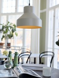 Solo Ø26 Beige Lámpas de techo De PR Home - Cable de plástico negro de 1,6 m de longitud con cazoleta de techo para suspensión con gancho del mismo color que la pantalla.