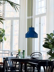 Solo Ø26 Azul Lámpas de techo De PR Home - La l&aacute;mpara de techo Solo es una l&aacute;mpara de techo m&aacute;s peque&ntilde;a fabricada en metal.