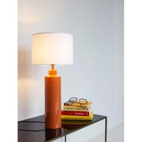 Solo 65cm Naranja lámpara de mesa De PR Home - La base de la lámpara Solo en naranja brillante, combinada con una pantalla cilíndrica blanca, crea un aspecto elegante y moderno.