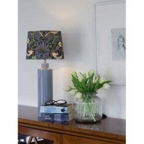 Solo 58cm Azul lámpara de mesa De PR Home - La base de la lámpara Solo en azul brillante, combinada con una pantalla cilíndrica estampada, crea un aspecto elegante y moderno.