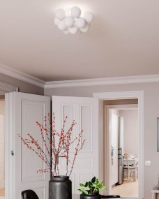 Gross Ø30 Blanco plafón De By Rydéns - La lámpara de techo decorativa Gross se compone de doce esferas de cristal transparente, cada una de 8 cm de diámetro.