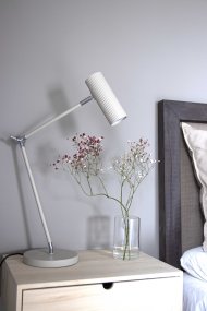 Hubble Read 45cm Beige lámpara de escritorio De Globen Lighting - La lámpara está fabricada en acero/aluminio lacado mate y cuenta con un cable textil de 200 cm con interruptor y enchufe.