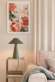 Cannes 40cm Verde musgo lámpara de mesa De Globen Lighting - Cannes se basa en un equilibrio de formas geom&eacute;tricas en un dise&ntilde;o minimalista y elegante que se adapta a diversos ambientes.