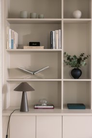 Cannes 40cm Moca lámpara de mesa De Globen Lighting - Cannes se basa en un equilibrio de formas geom&eacute;tricas con un dise&ntilde;o minimalista y elegante que se adapta a diversos ambientes.