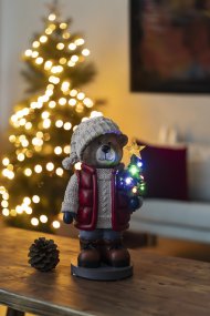 Osito De Peluche Pequeño 38cm Multicolor De Konstsmide - &iexcl;Difunde el esp&iacute;ritu navide&ntilde;o al aire libre o en interiores con este adorable osito de peluche con ropa de invierno!
