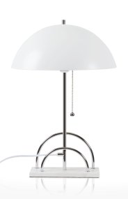 Sarah 50cm Blanco lámpara de mesa De Globen Lighting - L&aacute;mpara de sobremesa con estructura de metal cromado y pr&aacute;ctico estante para cartas o cuadros.