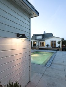 Vega Negro lámpara de exterior De Konstsmide - La pantalla ancha y la cúpula de cristal transparente emiten una luz agradable y dirigida, lo que hace que la lámpara sea perfecta para entradas y patios.