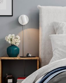 Correct Blanco lámpara de lectura De By Rydéns - La l&aacute;mpara de pared Correct es una luminaria elegante y minimalista con cabezal ajustable, que permite personalizar la iluminaci&oacute;n.
