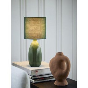 Uno 37cm Verde lámpara de mesa De PR Home - Den mattgr&ouml;na lampfoten av keramik i kombination med den gr&ouml;na lampsk&auml;rmen bidrar med en harmonisk k&auml;nsla till rummet.